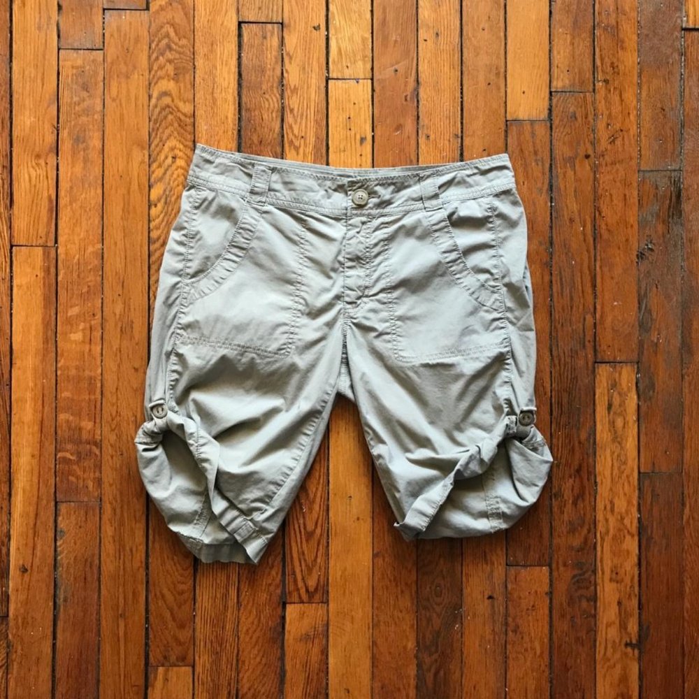 Vintage Y2K Nike ACG Women's Beige Cream 3/4 Length Hiking Cargo Shorts‎